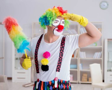 Komik palyaço evde temizlik yapıyor.