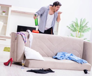 Ev partisinden sonra evde dağınık bir adam