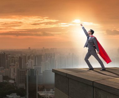 İş adamı süper kahraman kariyer merdiveni konseptinde başarılı