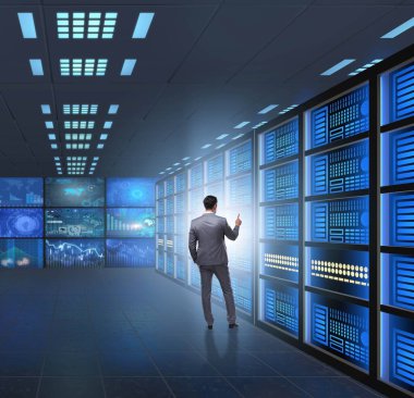 İş adamıyla büyük veri yönetimi kavramı