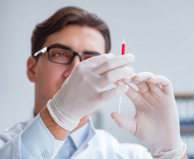 Şırıngalı genç doktor.