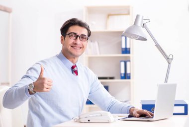 Masada çalışan yakışıklı bir işadamı.