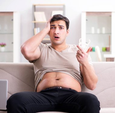 Vücut yağlarını kalibre ile ölçen adam.