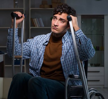 Tekerlekli sandalyede depresyon geçiren bir adam