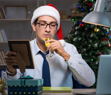 İşadamı Noel 'de ofiste geç saatlere kadar çalışıyor.