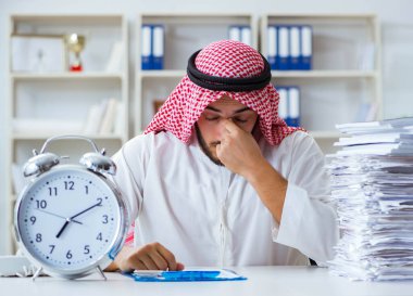 Ofiste çalışan Arap işadamı bir Pi ile evrak işi yapıyor.