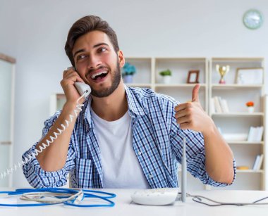 Adam hızlı internet bağlantısından hoşlanıyor