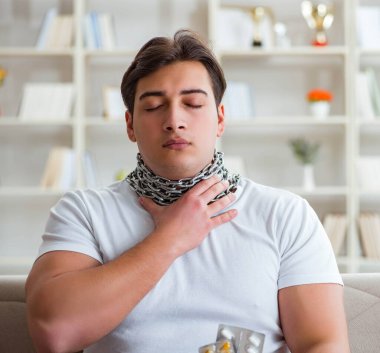 Genç adam boğaz ağrısı çekiyor.