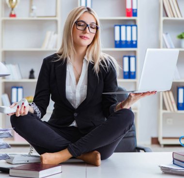 İş kadını ofiste meditasyon yaparken sinirlendi.