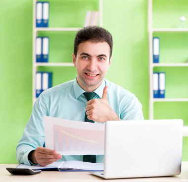 Ofiste çalışan erkek finans müdürü.