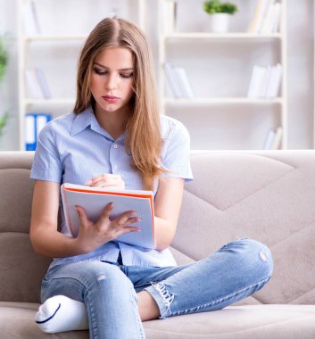 Üniversite sınavlarına hazırlanan genç bir kız öğrenci.