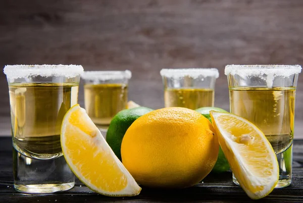 Tequila-Getränk in Gläsern mit Limette und Salz — Stockfoto