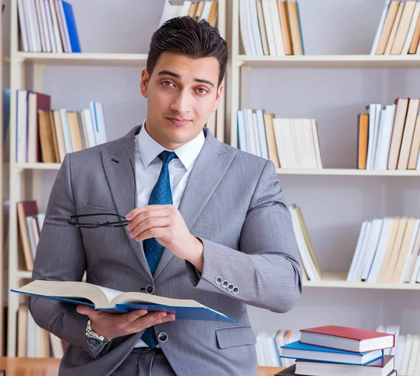 O estudante de direito empresarial que estuda na biblioteca — Fotografia de Stock