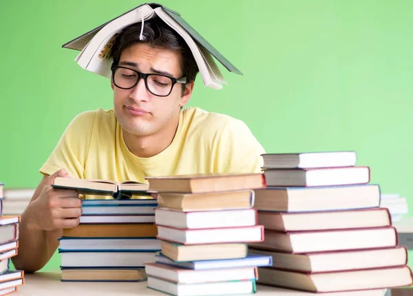 Estudante com muitos livros para ler antes do exame — Fotografia de Stock