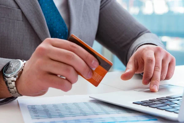Άντρας επιχειρηματίας κάνει online ψώνια με πιστωτική κάρτα — Φωτογραφία Αρχείου