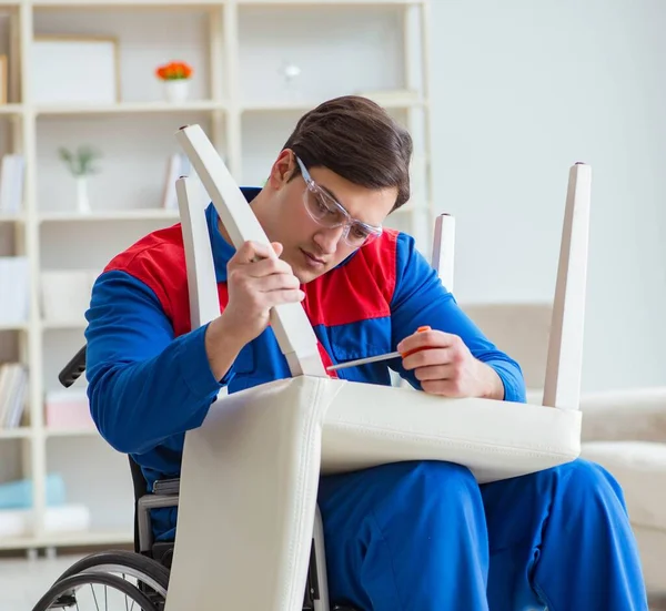 Disabili uomo sedia di riparazione in officina — Foto Stock