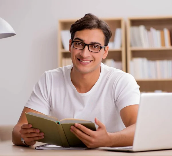 Jeune homme travaillant dans le bureau — Photo