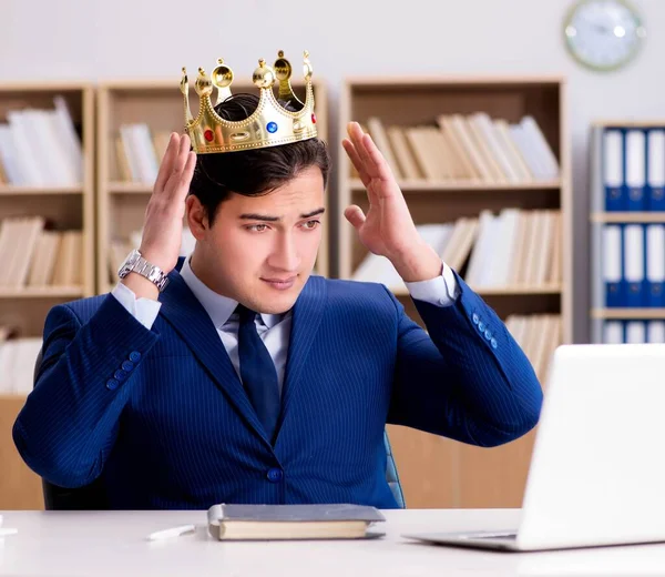 Rei empresário que trabalha no escritório — Fotografia de Stock