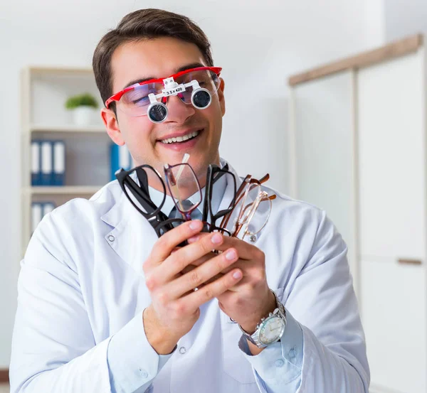 Eye doctor in eyecare concept in hospital — Stock Photo, Image