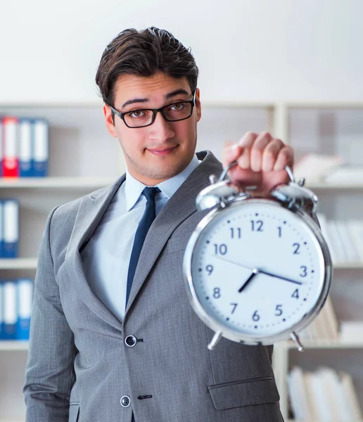 Empresario con despertador en la oficina — Foto de Stock