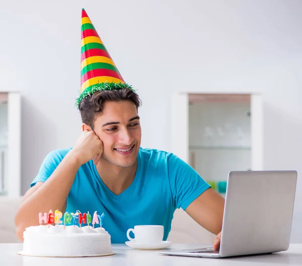 Молодой человек празднует день рождения один дома — стоковое фото