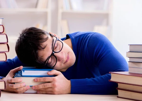 Mannelijke student bereidt zich voor op examens in universiteitsbibliotheek — Stockfoto