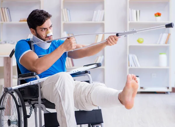 Jovem ferido se recuperando em casa — Fotografia de Stock