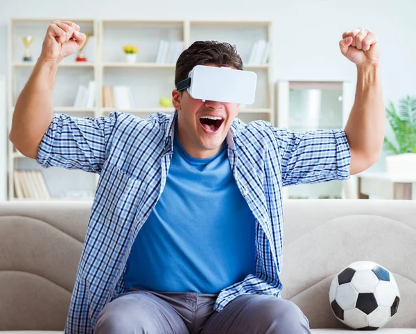 Homem vestindo realidade virtual óculos VR assistindo futebol futebol — Fotografia de Stock