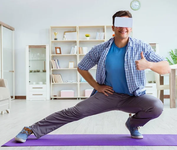 Mann mit Virtual-Reality-VR-Brille beim Sport zu Hause — Stockfoto