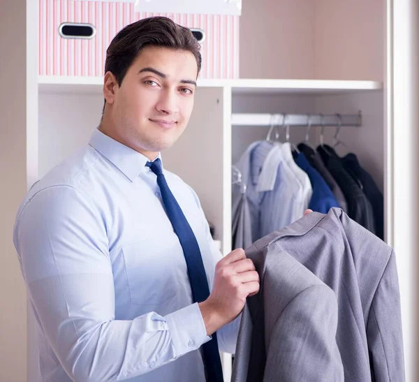 Joven hombre de negocios vistiéndose para el trabajo —  Fotos de Stock