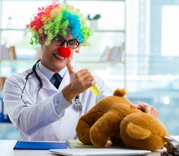 Lustiger Kinderarzt mit Spielzeug in der Klinik — Stockfoto