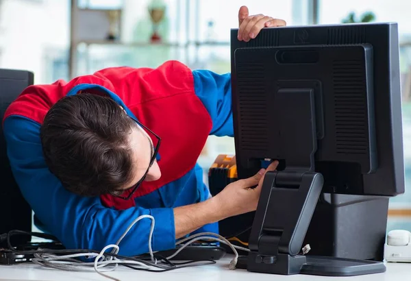 Reparador de computador trabalhando na reparação de computador em oficina de TI — Fotografia de Stock