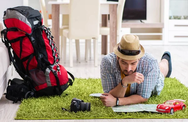 Man planerar sin resa med karta — Stockfoto