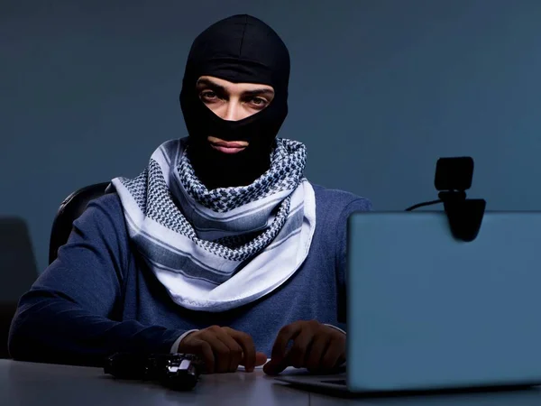 Hacker con máscara de pasamontañas hacking ordenador — Foto de Stock