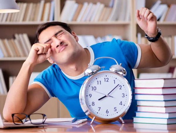 Jovem estudante se preparando tarde para seus exames — Fotografia de Stock