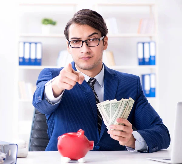 Empresário pensando em suas economias durante a crise — Fotografia de Stock