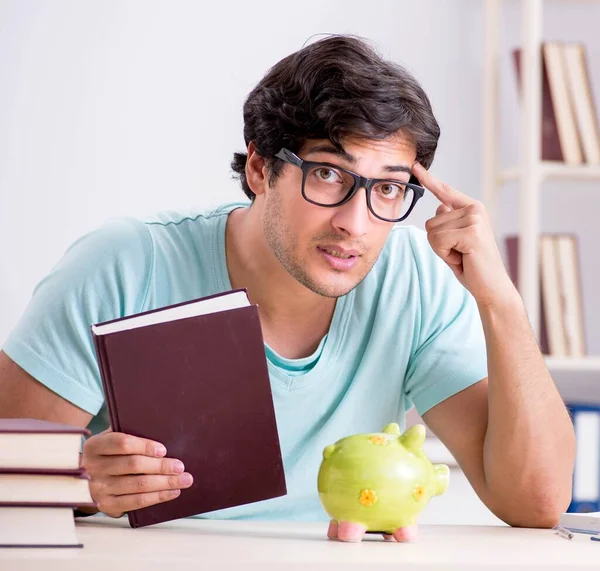 Junge Studentin in teurerem Studienkonzept — Stockfoto