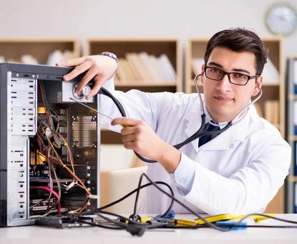 Técnico de TI reparación de PC roto ordenador de sobremesa —  Fotos de Stock