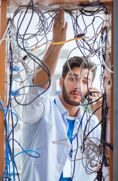 Eletricista tentando desembaraçar fios no conceito de reparo — Fotografia de Stock