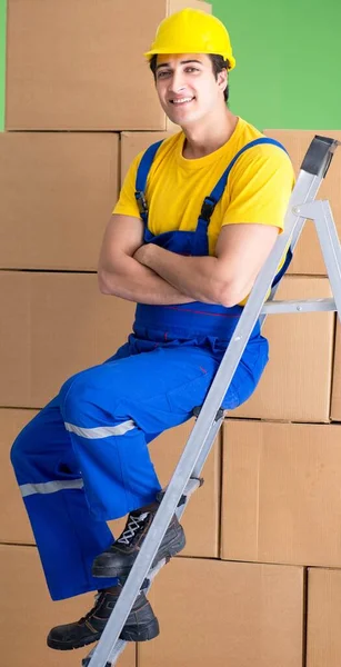 Hombre contratista trabajando con cajas de entrega —  Fotos de Stock