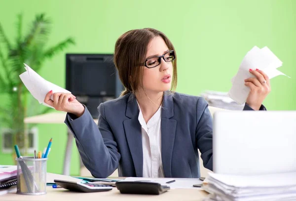 Gerente financeira do sexo feminino que trabalha no escritório — Fotografia de Stock