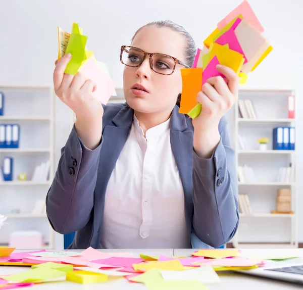 Die Geschäftsfrau mit widersprüchlichen Prioritäten im Amt — Stockfoto