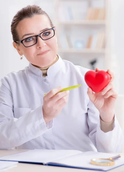 Καρδιολόγος με κόκκινη καρδιά στην ιατρική έννοια — Φωτογραφία Αρχείου