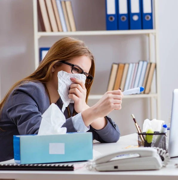 Femme d'affaires employée malade au bureau — Photo