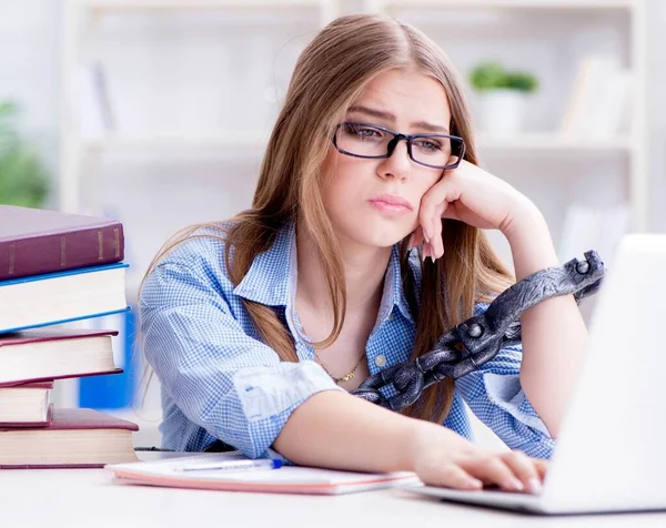 Jovem adolescente estudante se preparando para exames em casa — Fotografia de Stock