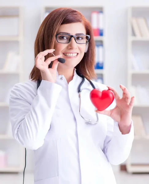 O médico do coração em telemedicina conceito médico — Fotografia de Stock