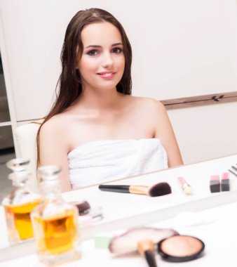 Güzellik anlayışı olan genç bir kadın.