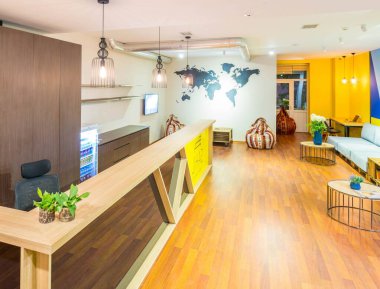 Yurt yatakhanesinin resepsiyonu.