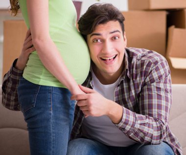 Genç bir çift ve hamile bir eş bebek bekliyor.