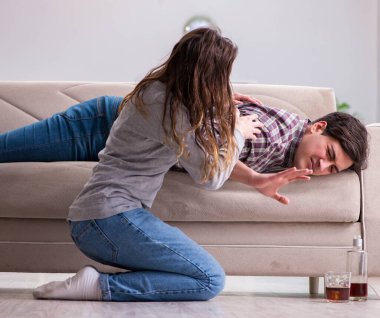 Genç bir aile kavramında içki sorunu yaşayan sarhoş bir koca.